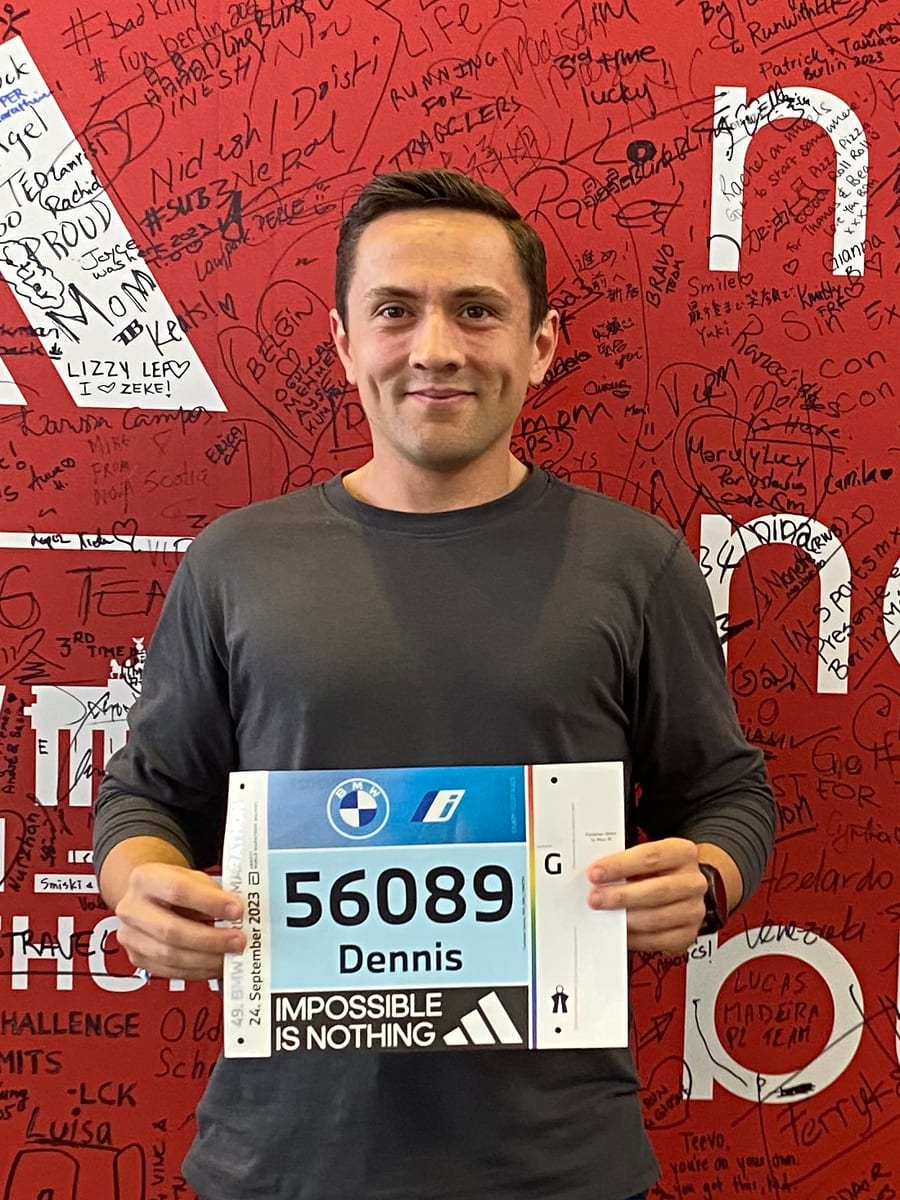 Dennis Faulhaber mit der Startnummer des Berlin-Marathons 2023